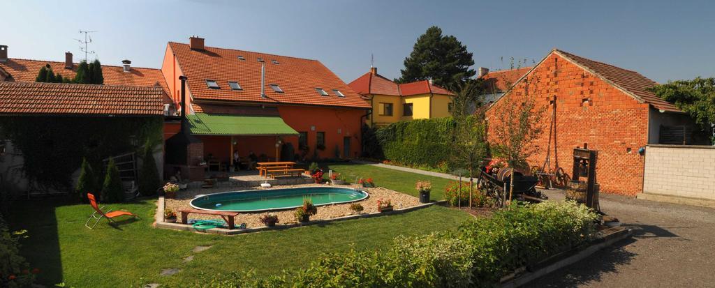Penzion A Restaurace U Hroznu Velké Bílovice Buitenkant foto