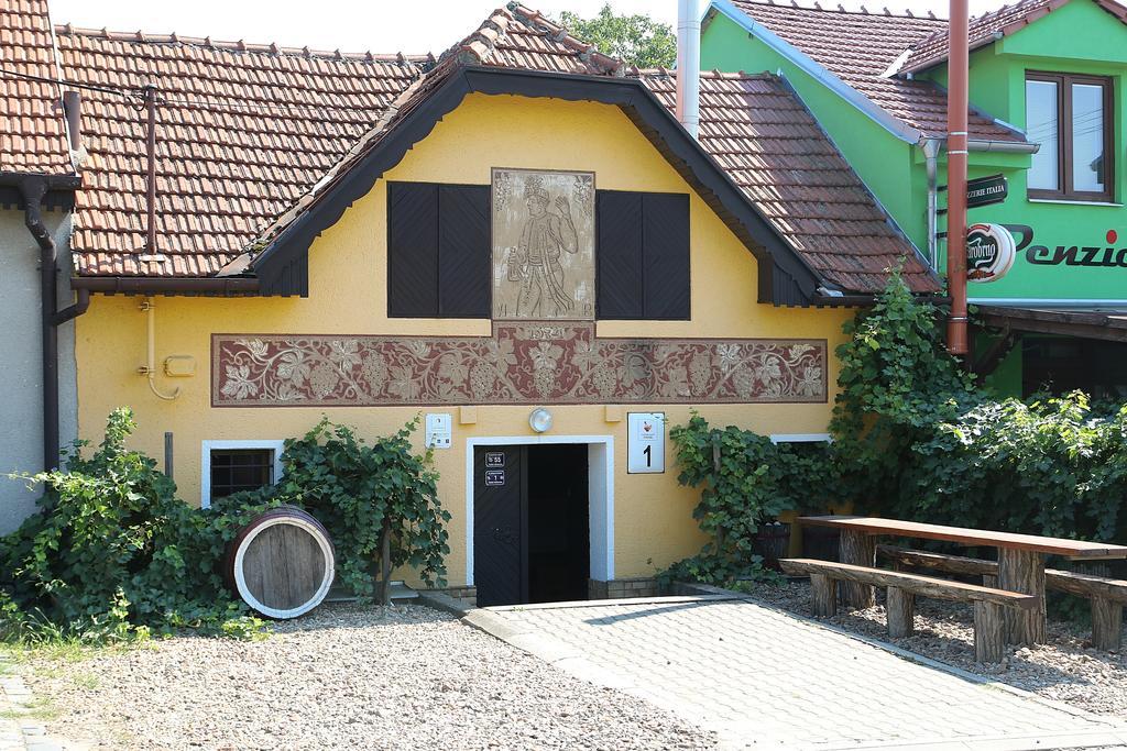 Penzion A Restaurace U Hroznu Velké Bílovice Buitenkant foto