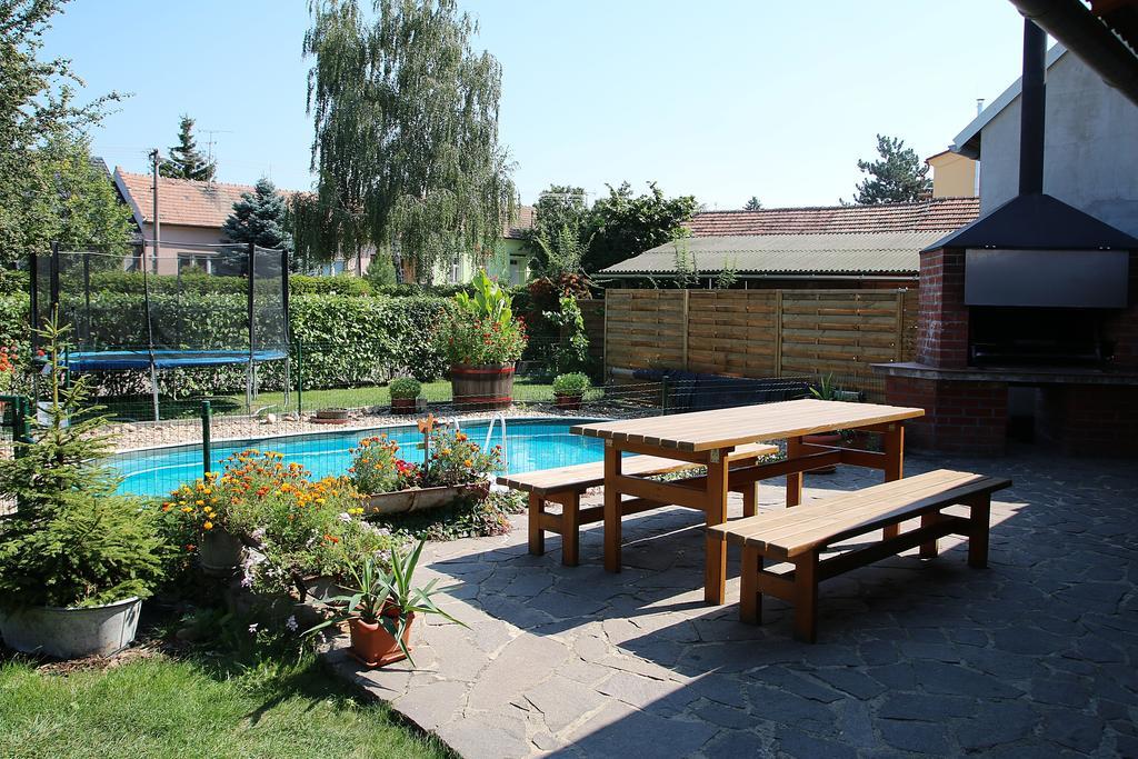 Penzion A Restaurace U Hroznu Velké Bílovice Buitenkant foto
