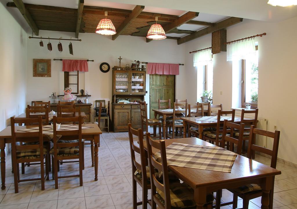 Penzion A Restaurace U Hroznu Velké Bílovice Buitenkant foto