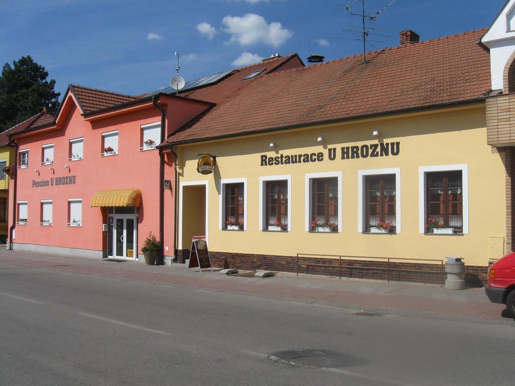 Penzion A Restaurace U Hroznu Velké Bílovice Buitenkant foto