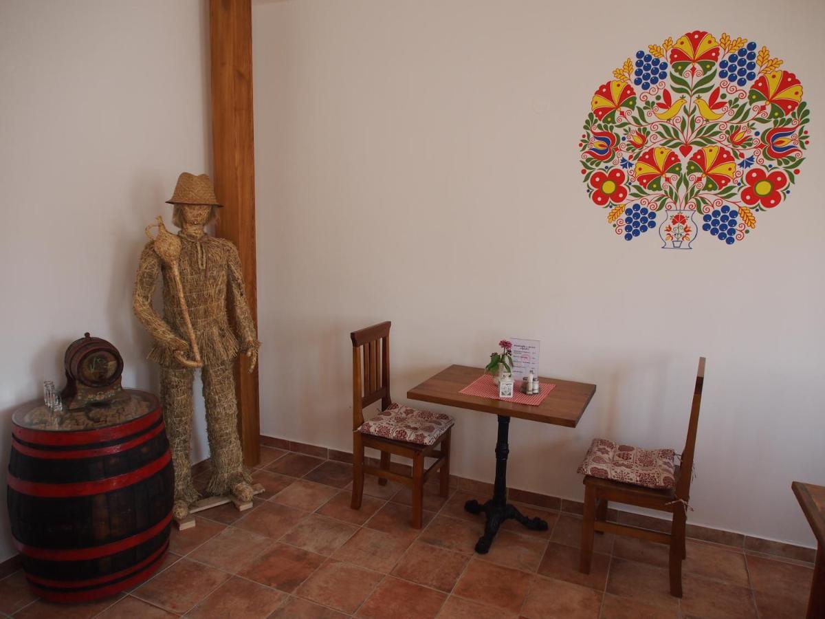 Penzion A Restaurace U Hroznu Velké Bílovice Buitenkant foto