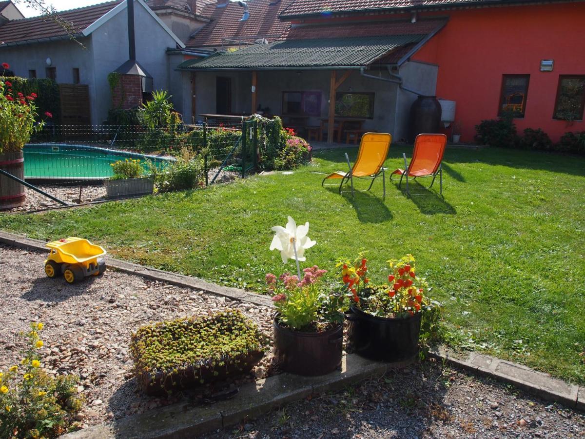 Penzion A Restaurace U Hroznu Velké Bílovice Buitenkant foto